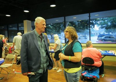 mendoza speaking with a woman at the gallery