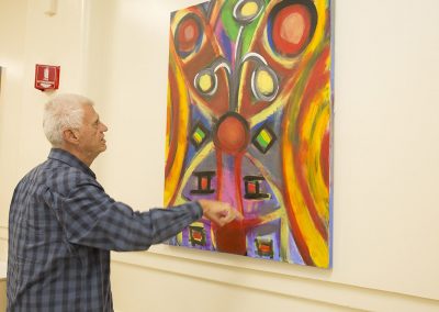 mendoza pointing and talking about his painting